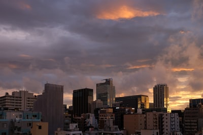 日落时多云天空下的城市建筑